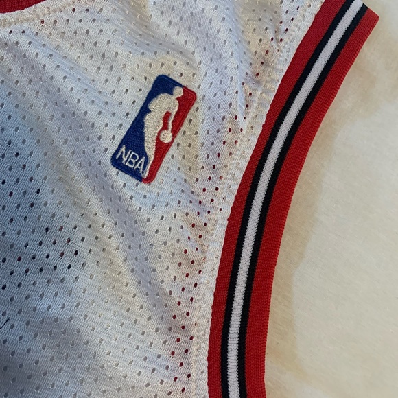 Nike NBA White and Red Chicago Bulls Jersey featuring Michael Jordan #23 - Picture 5 of 6